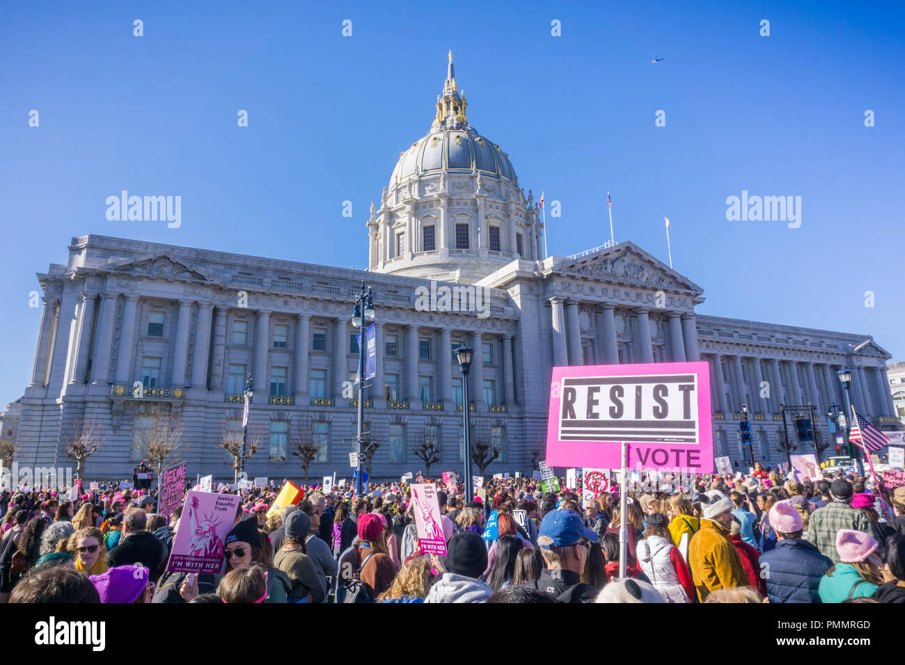 El 20 de enero de 2018, San Francisco / CA / EE.UU. - "Resistir Voto" signo planteadas en el rally de marzo la mujer que tuvo lugar en el Centro Cívico Plaza Foto de stock