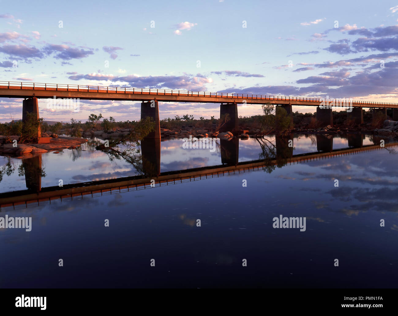 Northwest Highway Traffic puente sobre el río Ashburton, Pilbara, al noroeste de Australia Foto de stock
