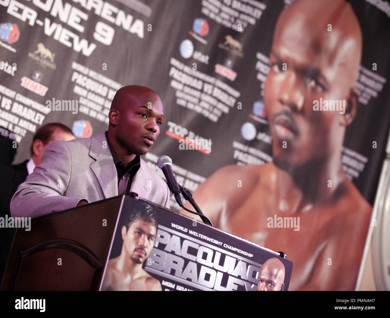 Timothy Bradley en el MANNY PACQUIAO Y TIMOTHY BRADLEY Los Angeles almuerzo conferencia de noticias anunciando su campeonato mundial de lucha celebrado en el Beverly Hills Hotel Crystal Ballroom en Beverly Hills, CA. El evento tuvo lugar el martes, 21 de febrero de 2012. Foto por Eden Ari PRPP/ PictureLux Foto de stock