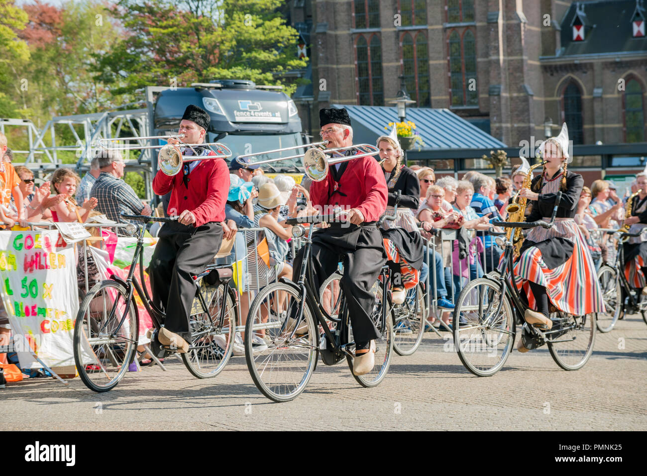 Países Bajos, Apr 21: Banda Dress Up y andar en bicicleta performancing  música en el hermoso y colorido desfile de flores en Apr 21, 2018 en  Holanda Fotografía de stock - Alamy