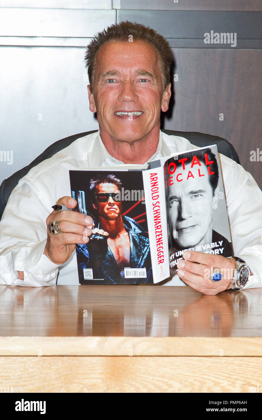 Arnold Schwarzenegger signos ejemplares de su nuevo libro Total