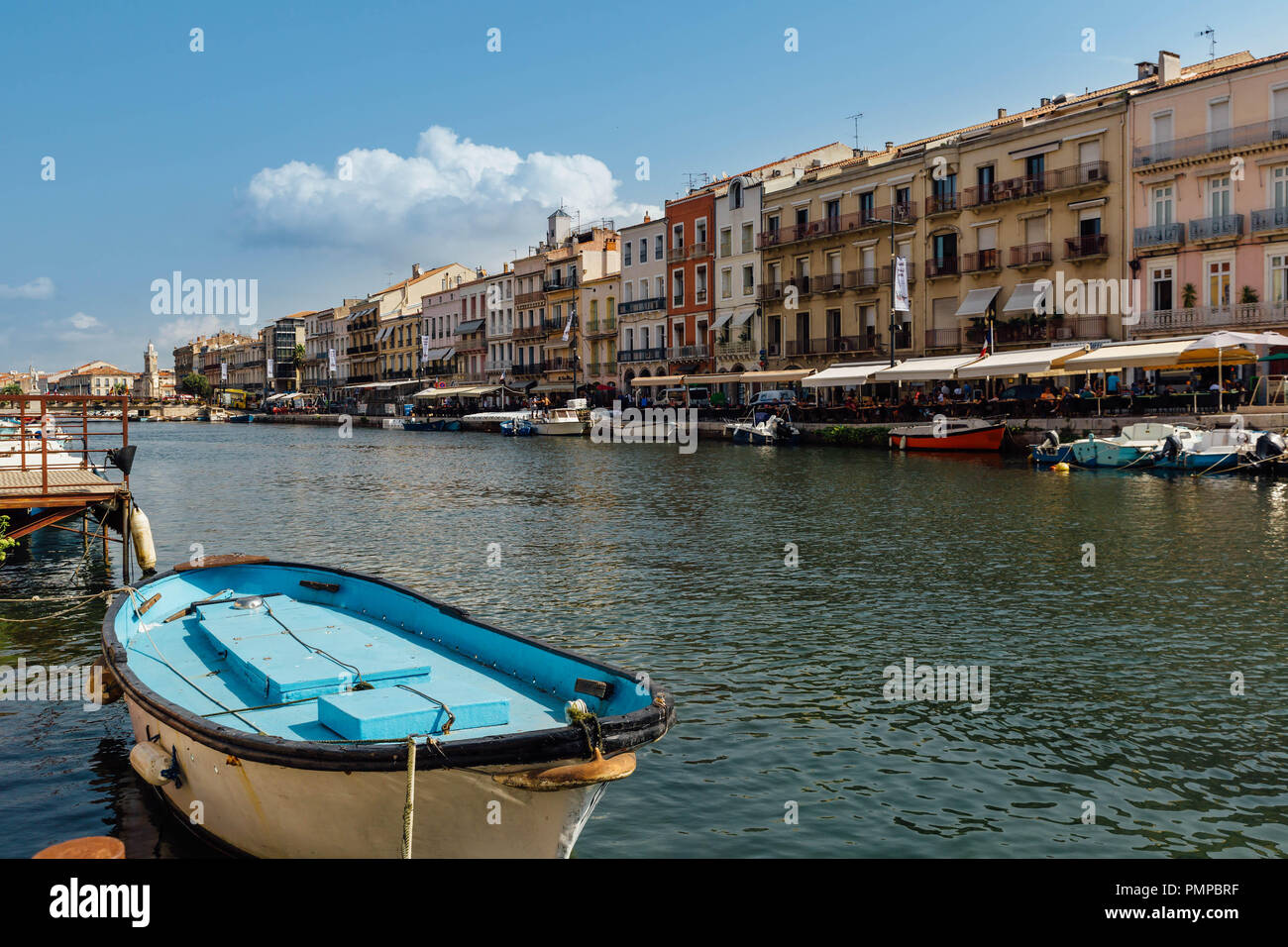 Los barcos en el puerto de la ciudad de Sete, en el sur de Francia. Foto de stock