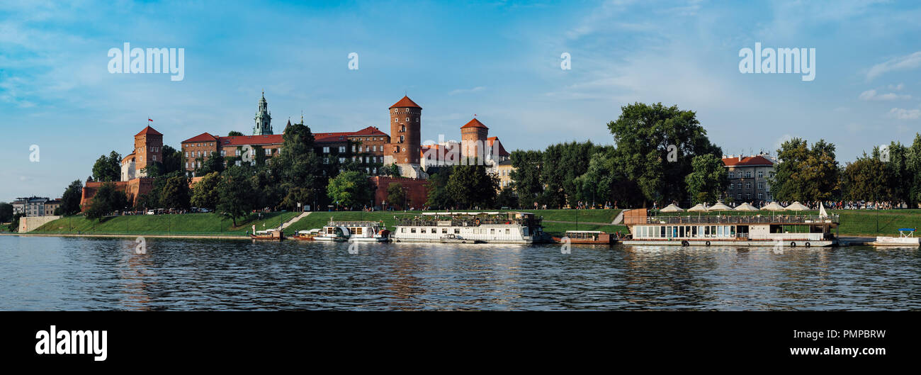 Vistas panorámicas del castillo de Wawel, en Cracovia, Polonia, en el primer plano el río Vístula. Foto de stock