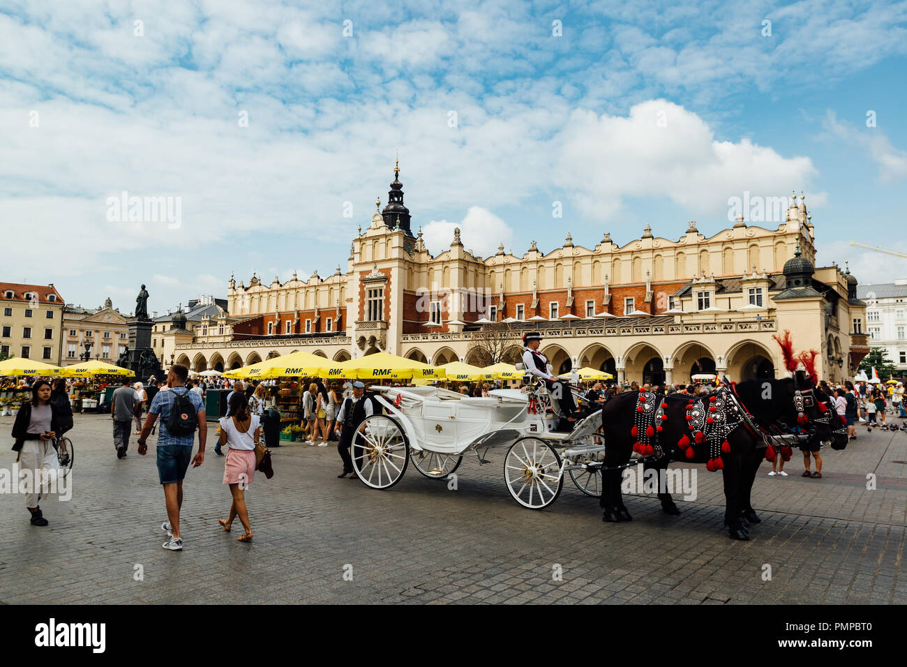 Cracovia, Polonia - Agosto 15th, 2018: Tradicional de caballos esperando a los pasajeros en la parte delantera de la tela Hall en la principal plaza del mercado de Cracovia. Foto de stock