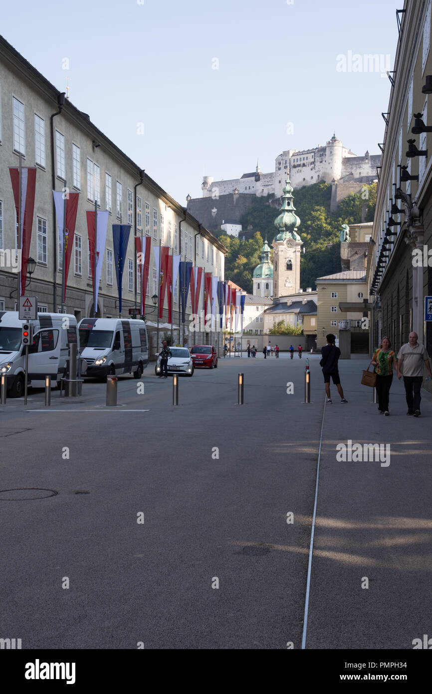 Centro de Salzburgo, Tirol, Austria, con banderas de la cumbre de la UE de 2018. Foto de stock