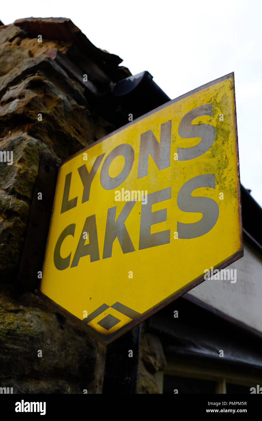 Vintage Lyons pasteles señalización en Ryedale Museo Folclórico, Hutton Le Hole, Yorkshire, Reino Unido Foto de stock