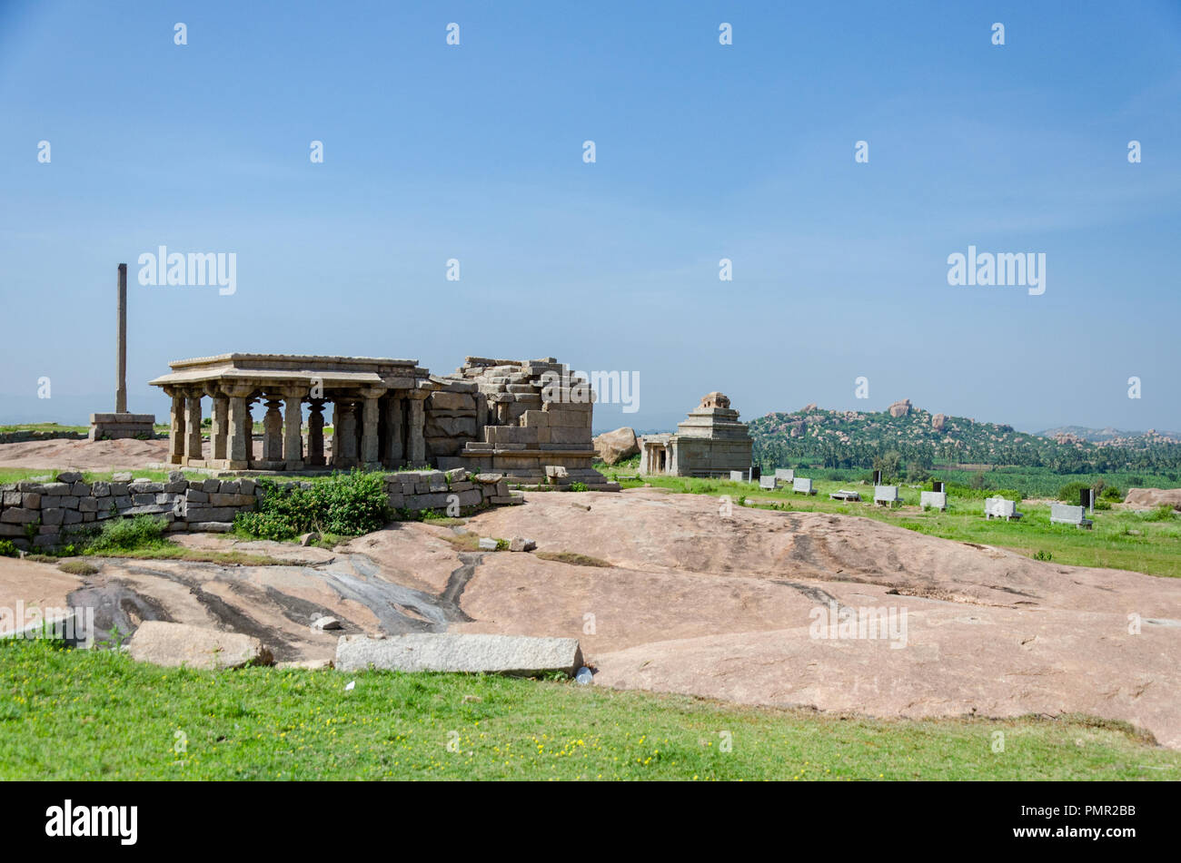 Monumentos en la colina Hemakuta, Hampi, Karnataka, India Foto de stock