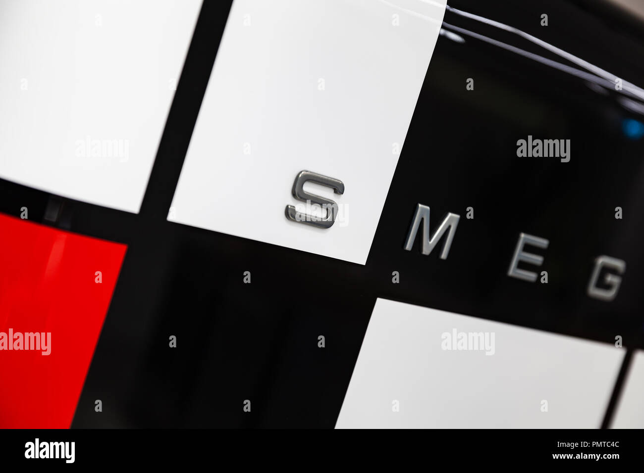 Milán, Italia - 19 de enero de 2018: nombre de la marca Smeg en coloridos  la puerta del frigorífico. Smeg es un fabricante italiano de  electrodomésticos de lujo Fotografía de stock - Alamy
