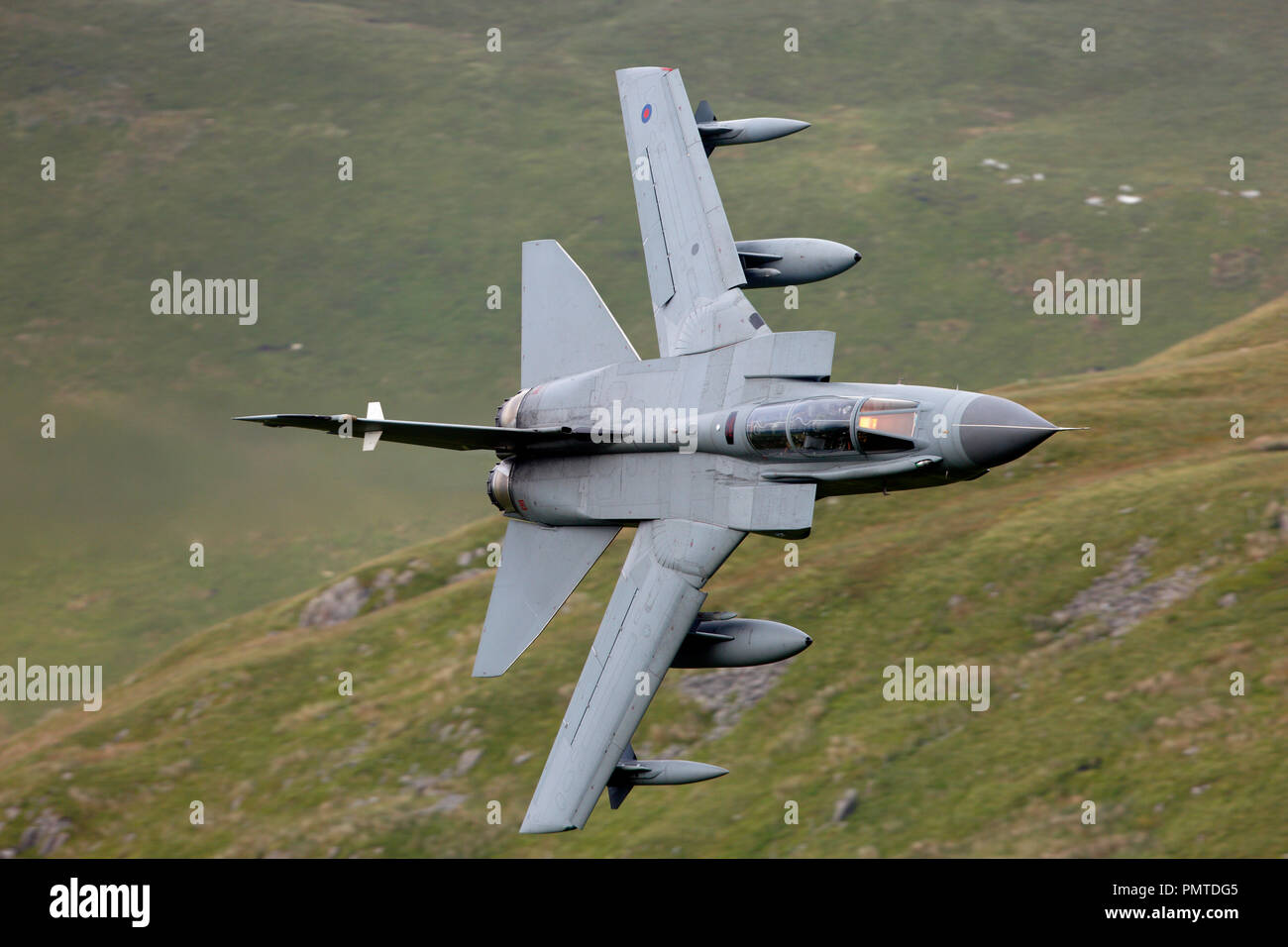 Royal Air Force Panavia Tornado GR4 volando bajo nivel en el bucle de Mach bajo nivel militar area de formación LFA7 Snowdonia, Gales Foto de stock