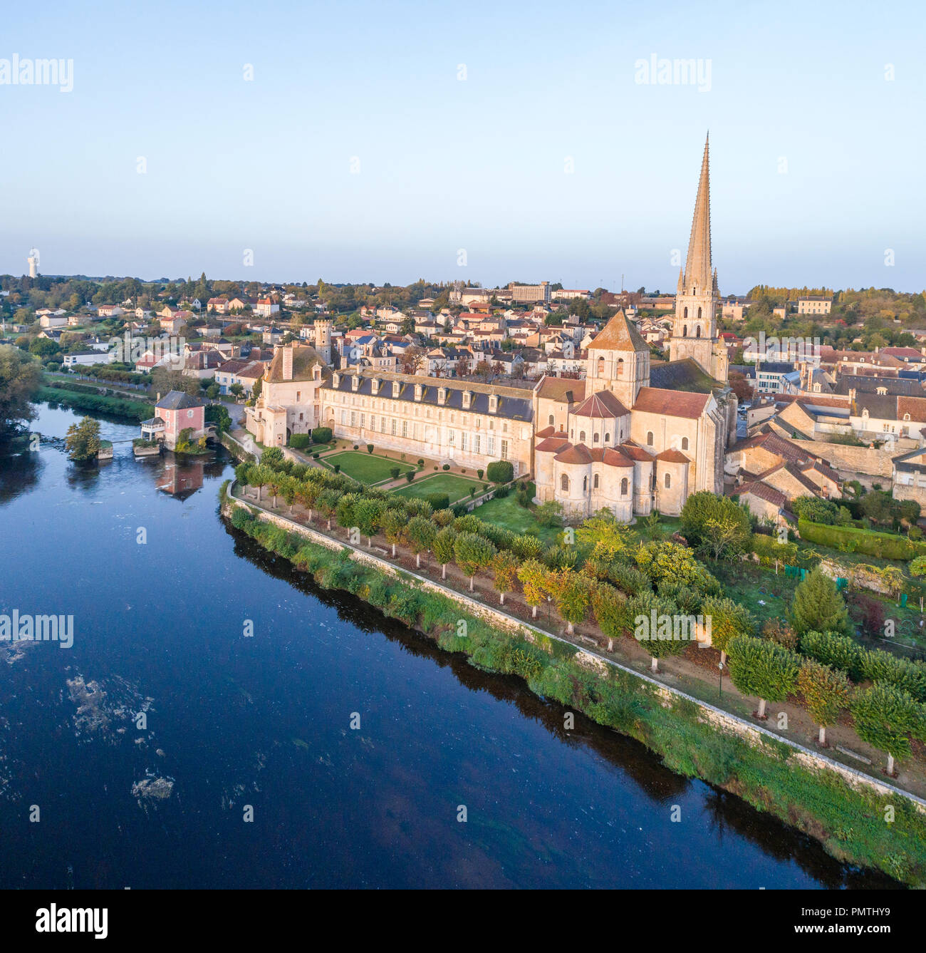 Francia, Vienne, de Saint-Savin Sur Gartempe, iglesia de la abadía de Saint Savin listados como Patrimonio Mundial por la UNESCO y el río Gartempe (vista aérea) // Francia, Vien Foto de stock