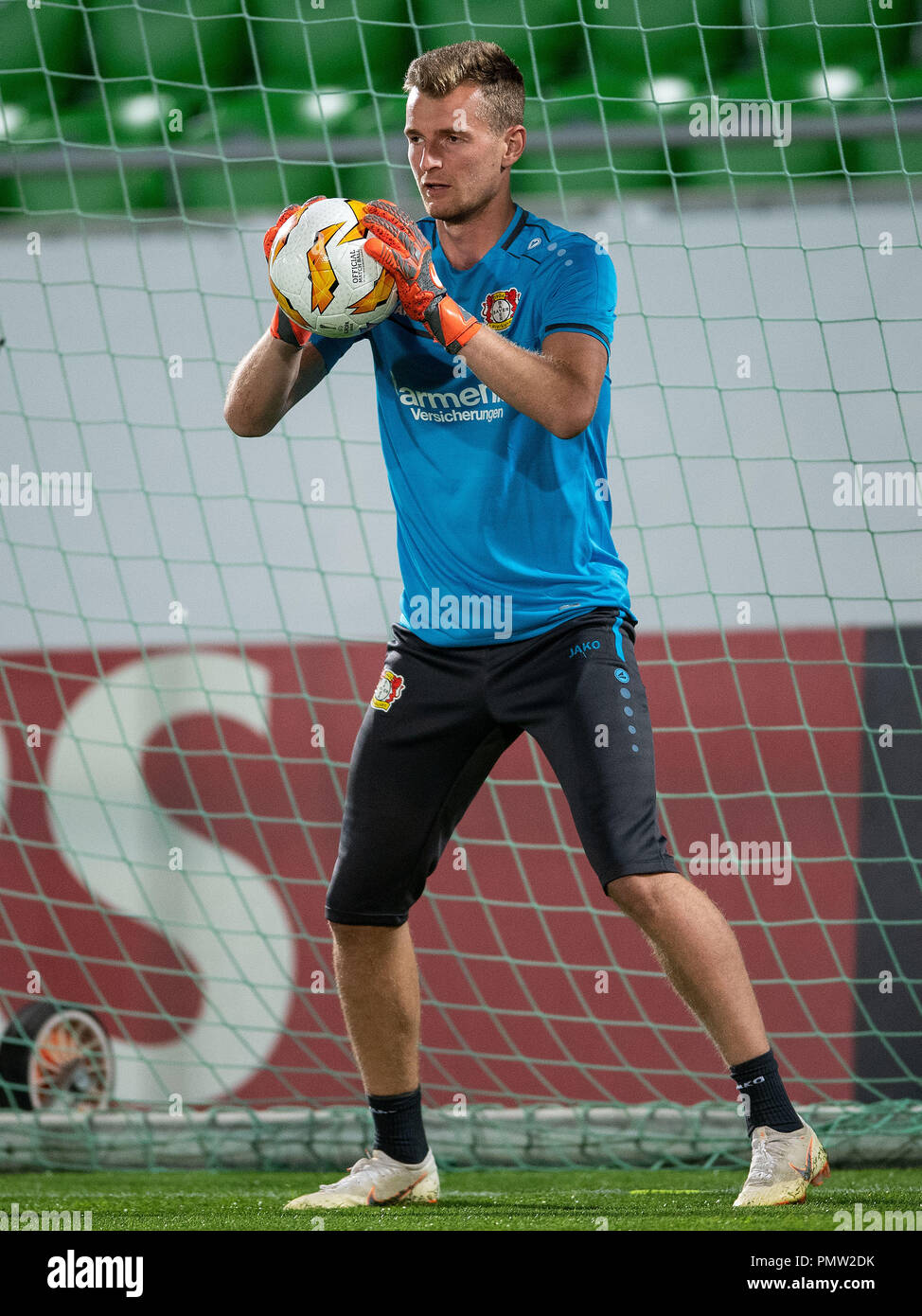 19 de septiembre de 2018, Bulgaria, Razgrad: Portero Lukas Hradecky de  Bayer Leverkusen atrapa un balón