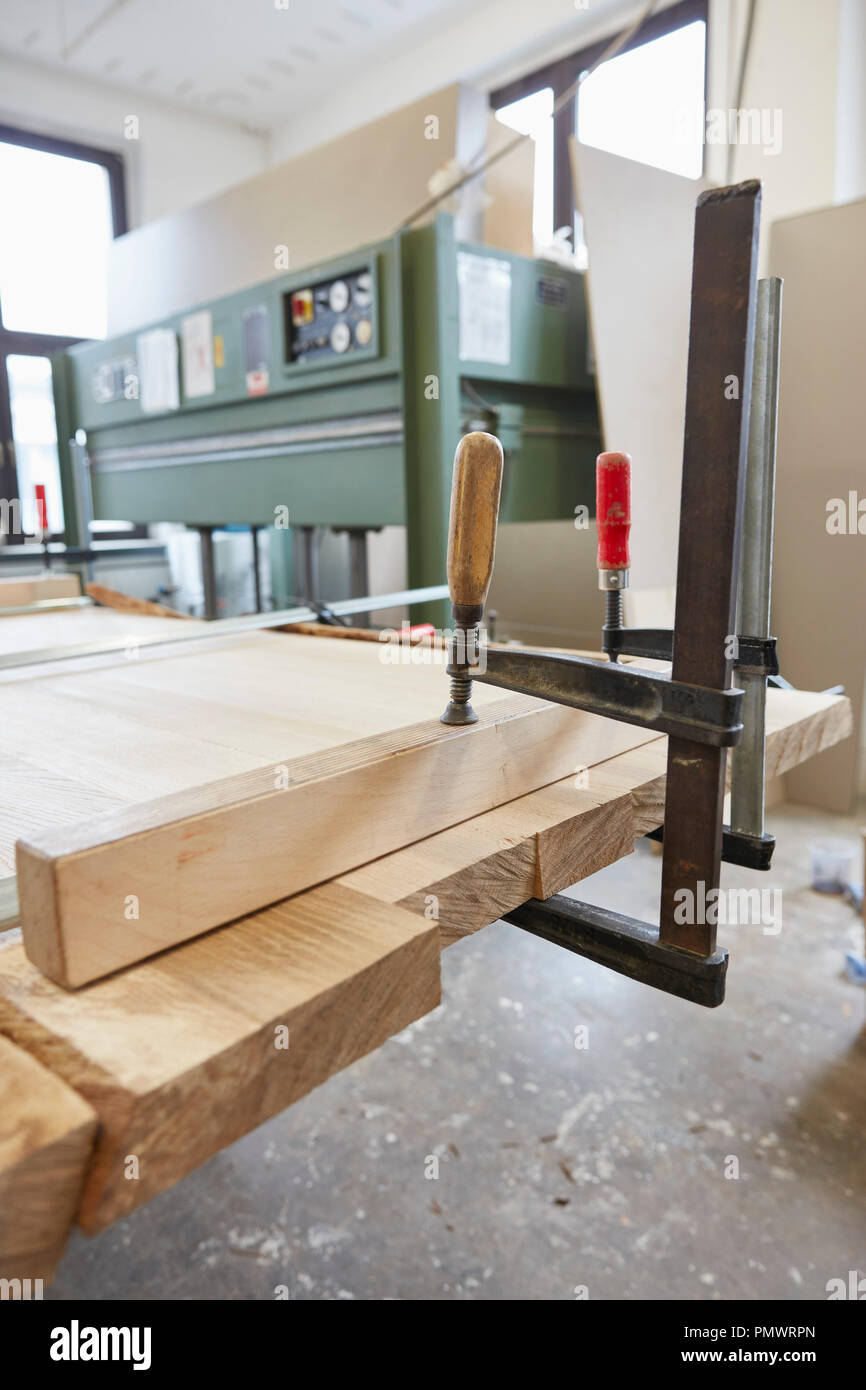 Agarre el tornillo de sujeción en el taller de carpintería de madera Foto de stock