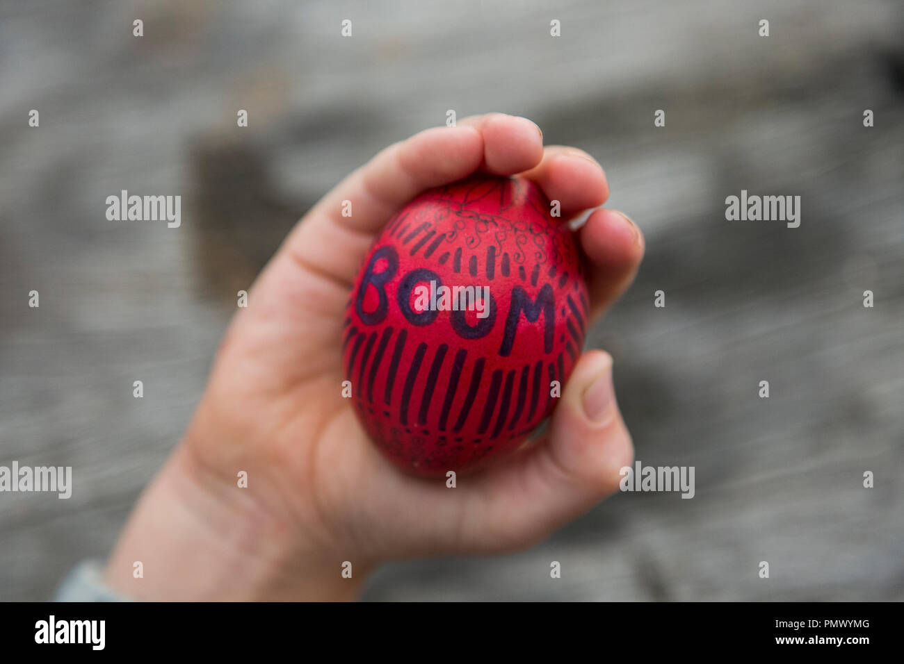 Perspectiva Personal niño sosteniendo huevo de Pascua Foto de stock