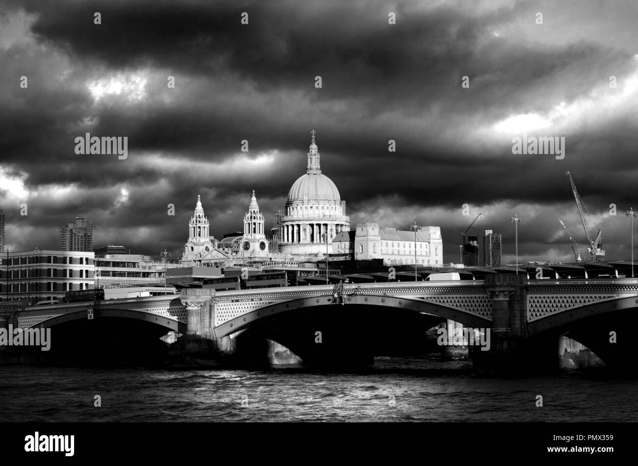 Londres, Inglaterra, Reino Unido. La Catedral de St Paul, el río Támesis y el puente de Blackfriars en un dramático día nublado en diciembre Foto de stock