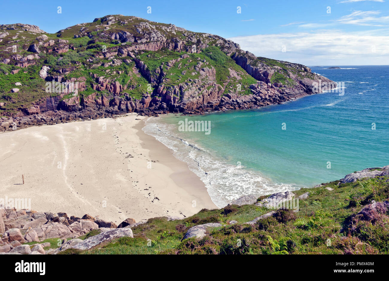 Playa de arena blanca conocida localmente como "Balfour's Bay en la isla de Erraid una isla de marea en el interior de las Islas Hébridas de Escocia. Foto de stock