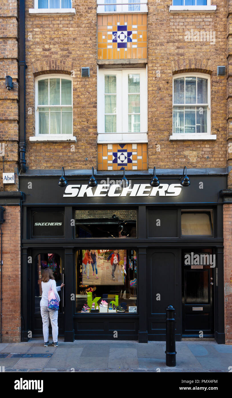 Zapatilla SKECHERS, detallista, James Street, Covent Garden, Londres, Reino  Unido Fotografía de stock - Alamy