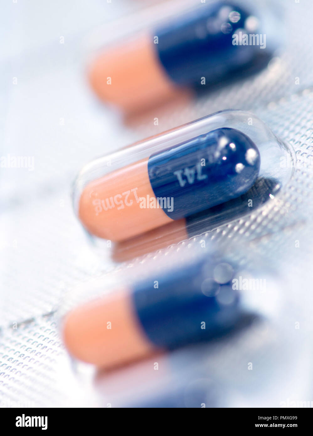 Vancomicina 125 mg. El antibiótico oral es un medicamento de venta con receta utilizado para tratar infecciones por Clostridium difficile y estafilococos. Foto de stock
