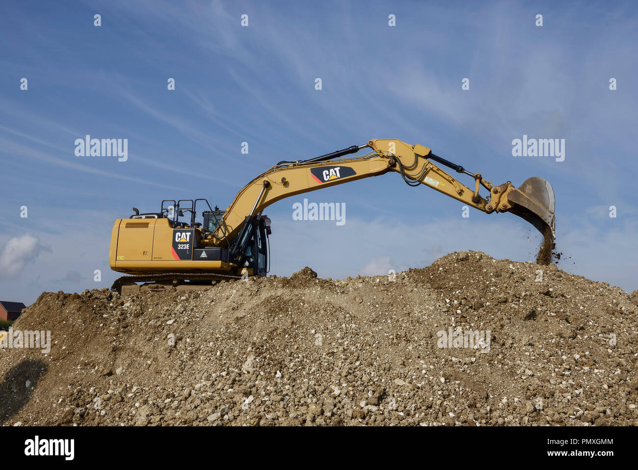 Excavadora hidráulica Caterpillar 323e en un sitio de construcción Foto de stock