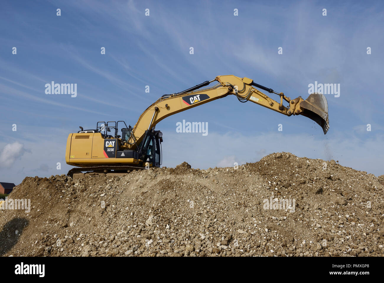 Excavadora hidráulica Caterpillar 323e en un sitio de construcción Foto de stock