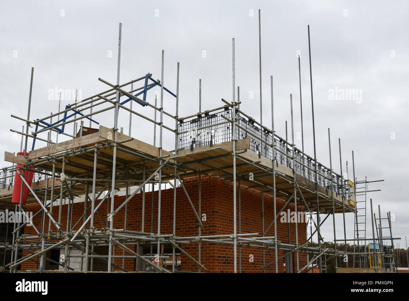 Andamios que rodean una casa en construcción en una urbanización en Norfolk UK Foto de stock