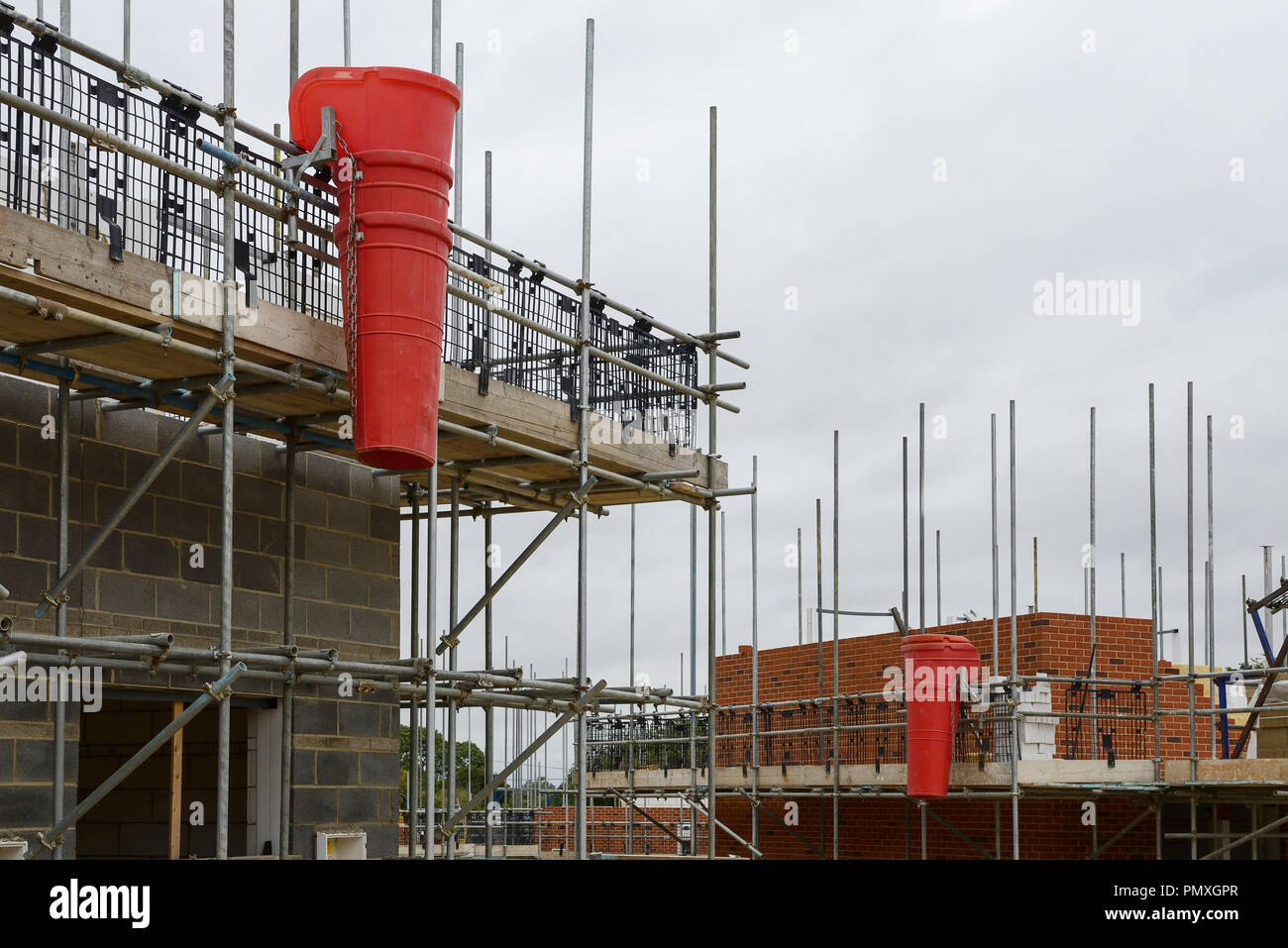 Andamios que rodean una casa en construcción en una urbanización en Norfolk UK Foto de stock