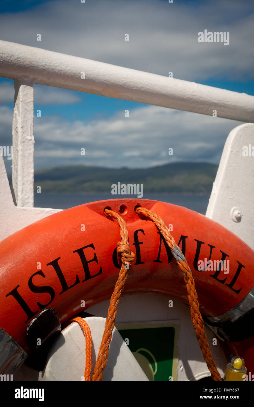 Salvavidas con la isla de Mull, en Escocia, en el fondo Foto de stock