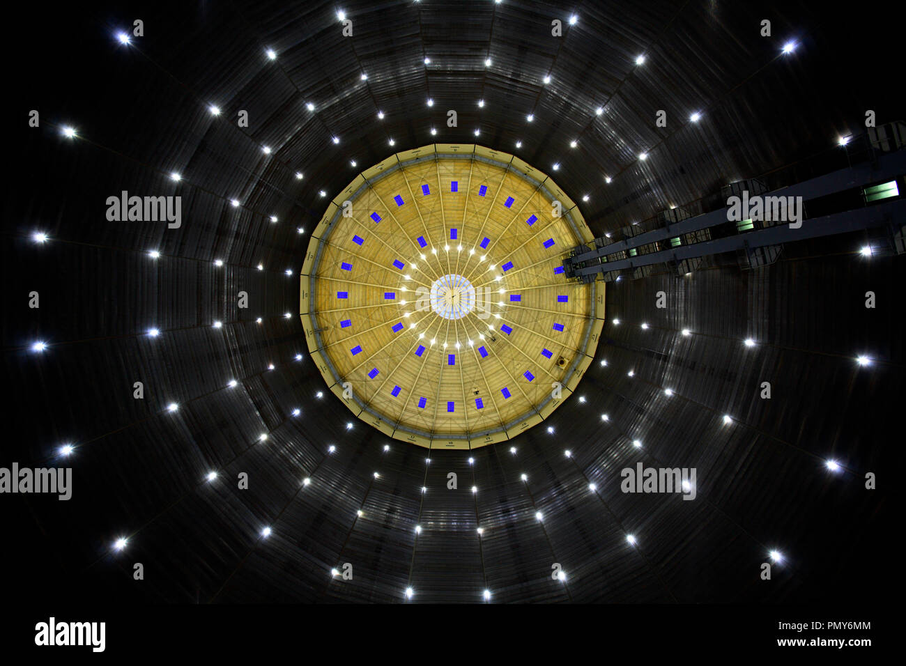 El juego de la luz en el interior de los casi 100 metros de altura