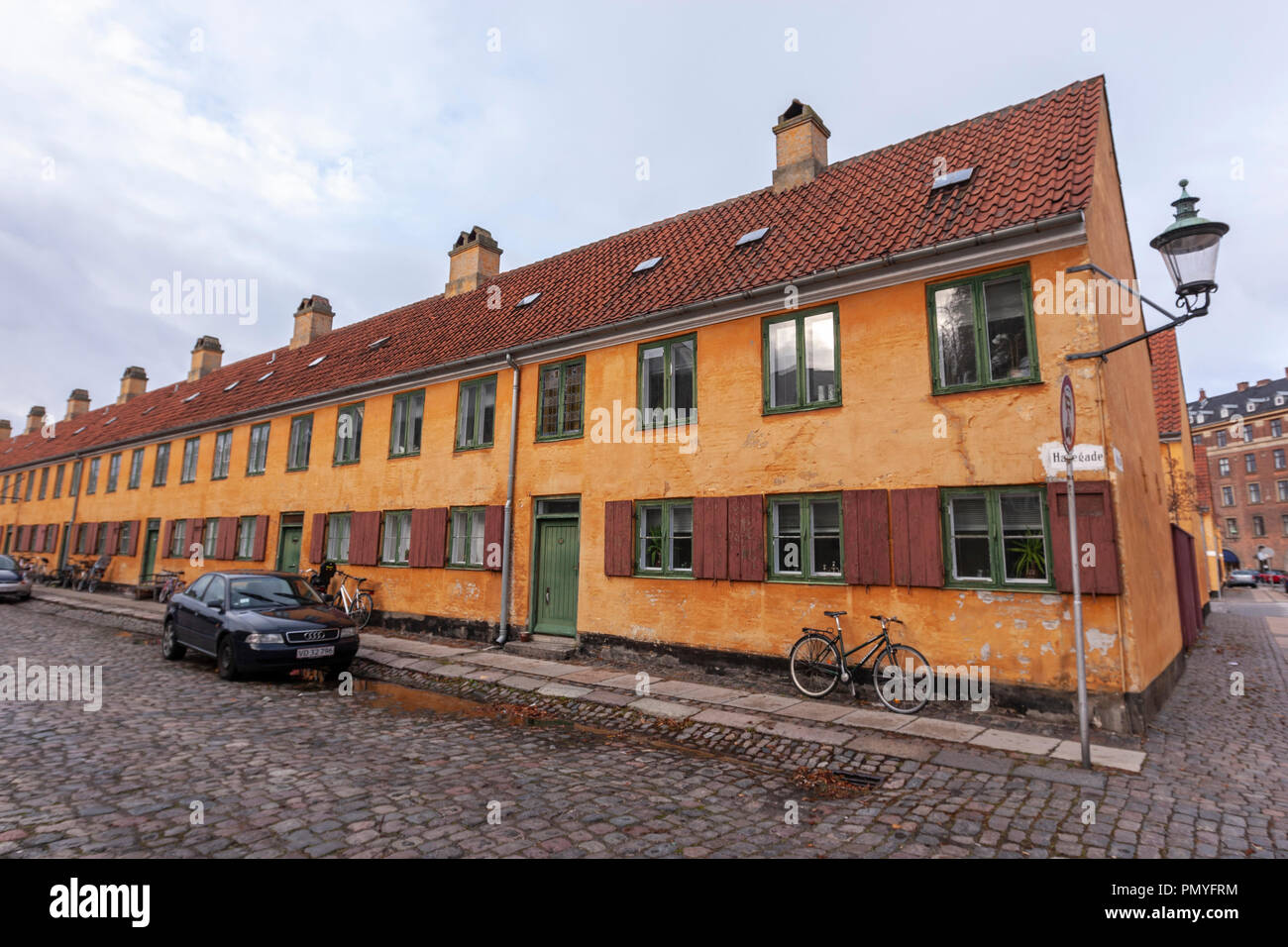 Fila de Nyboder, un histórico barrio de casa ex cuartel Naval , Copenhague,  Dinamarca Fotografía de stock - Alamy
