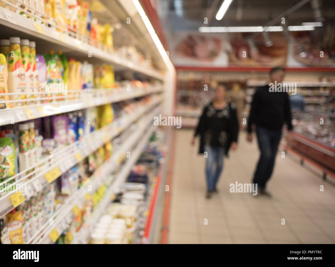 Desenfoque de fondo abstracto foto de supermercado de compras. a dos personas en el fondo Foto de stock