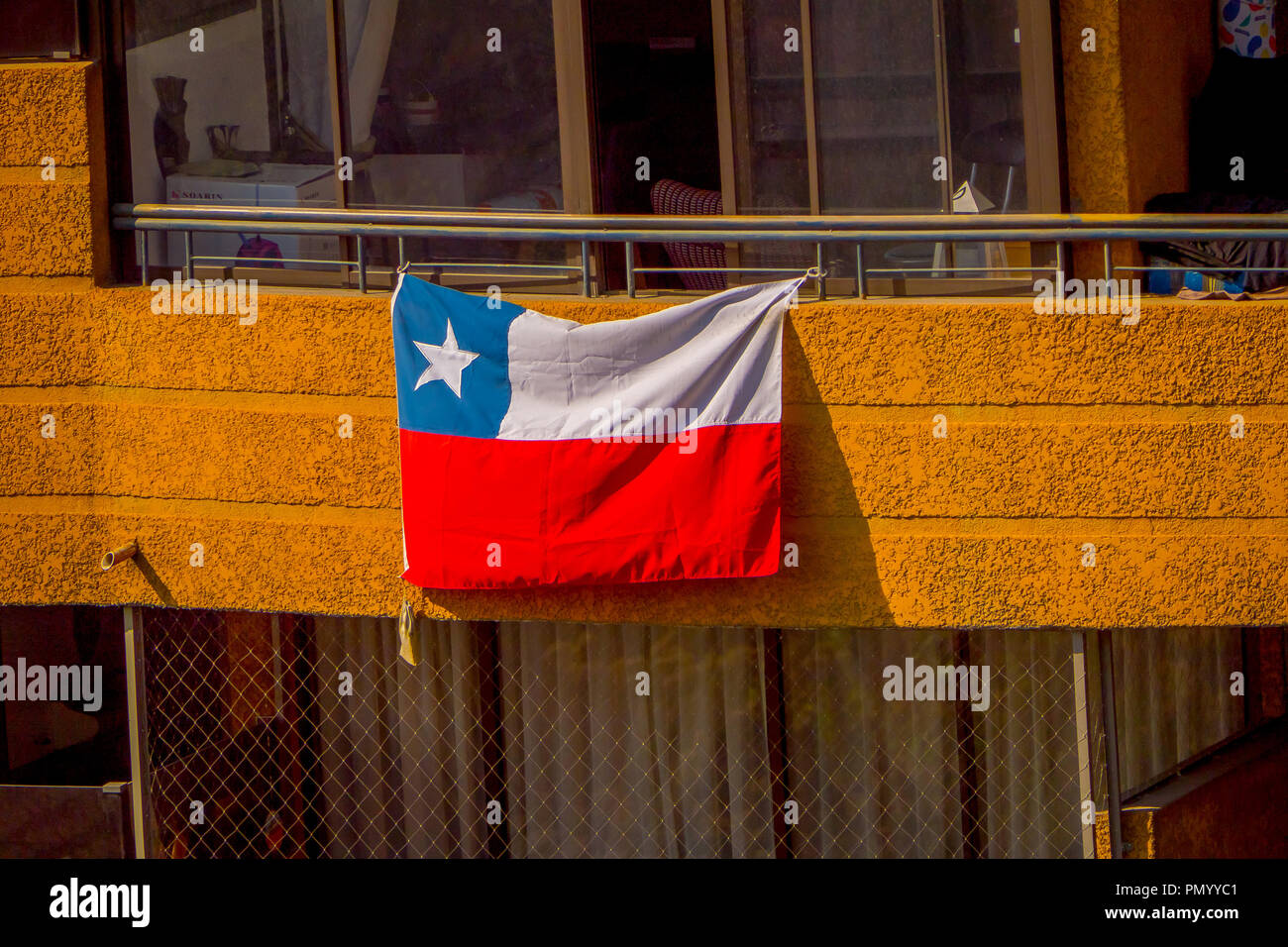 santiago-chile-septiembre-13-2018-vista-exterior-de-bandera-chilena-colgada-de-un-balcon-de-un-edificio-en-la-ciudad-de-santiago-de-chile-pmyyc1.jpg