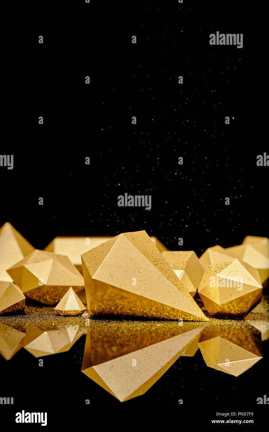 Brillantes relucientes piezas de oro y polvo de oro refleja sobre fondo  negro Fotografía de stock - Alamy