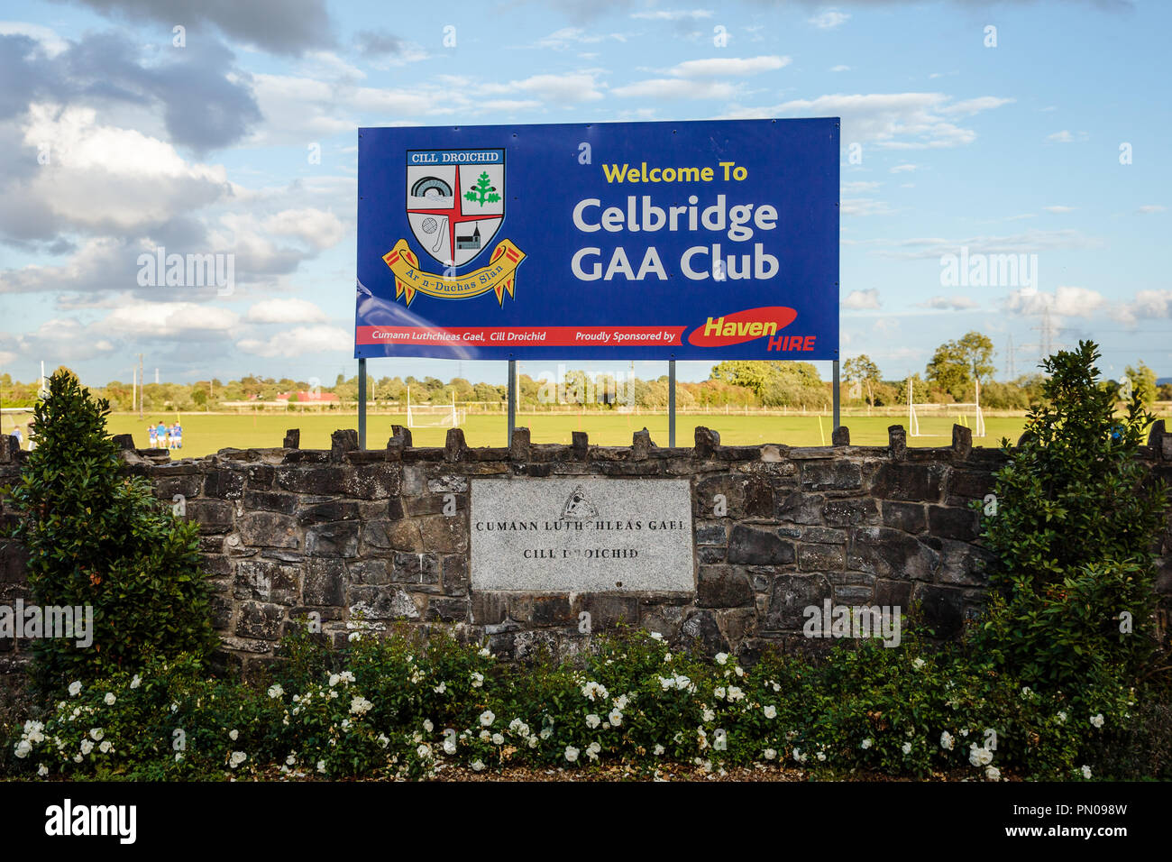 Celbridge GAA Club firma billboard en la puerta de entrada a los jardines del club. Foto de stock