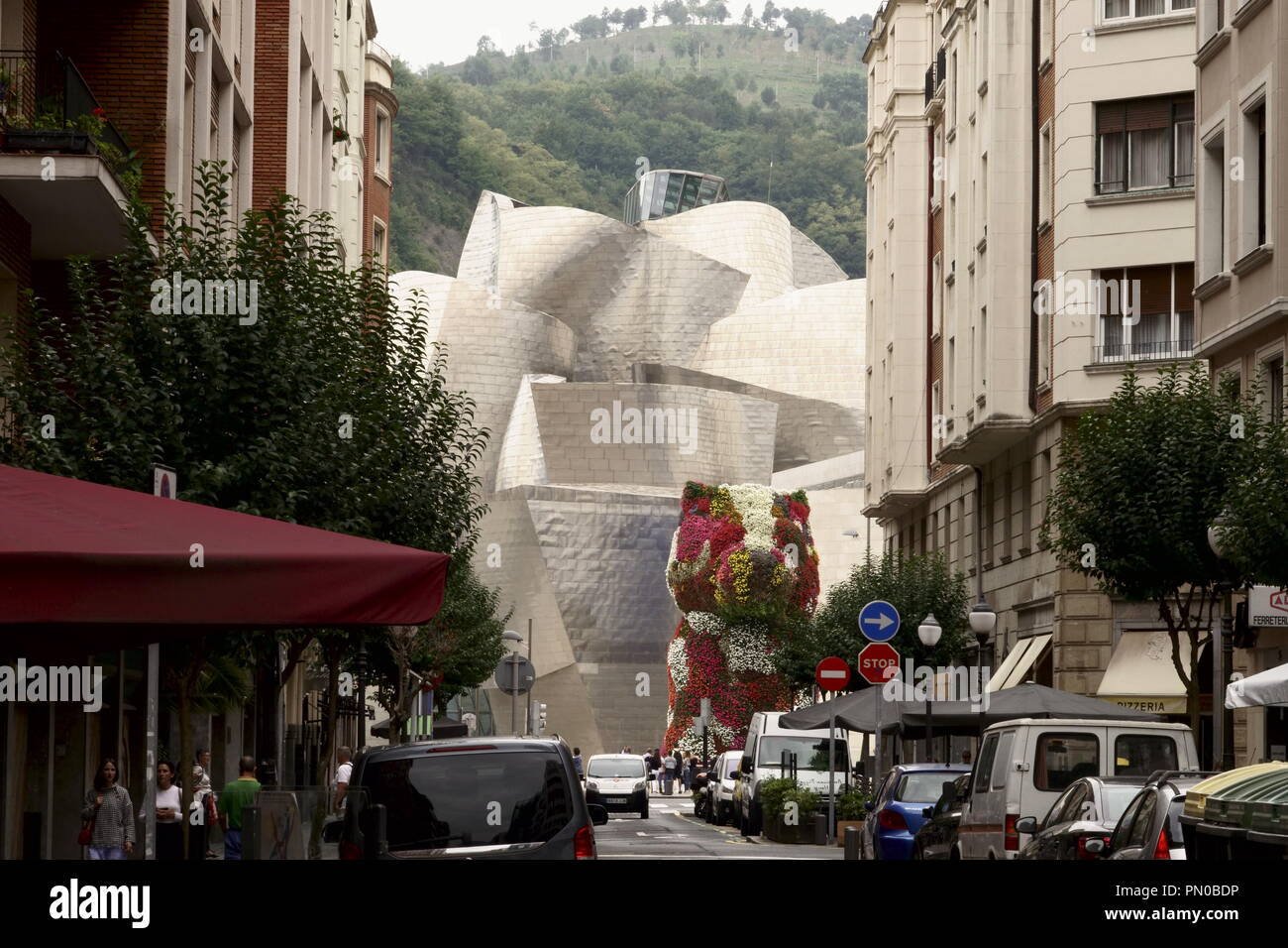 Bilbao, España, 13 de septiembre de 2018, una calle lateral vista de enfoque hacia el Museo Guggenheim, una maravilla artística muestra off es ángulos y artefactos. Foto de stock