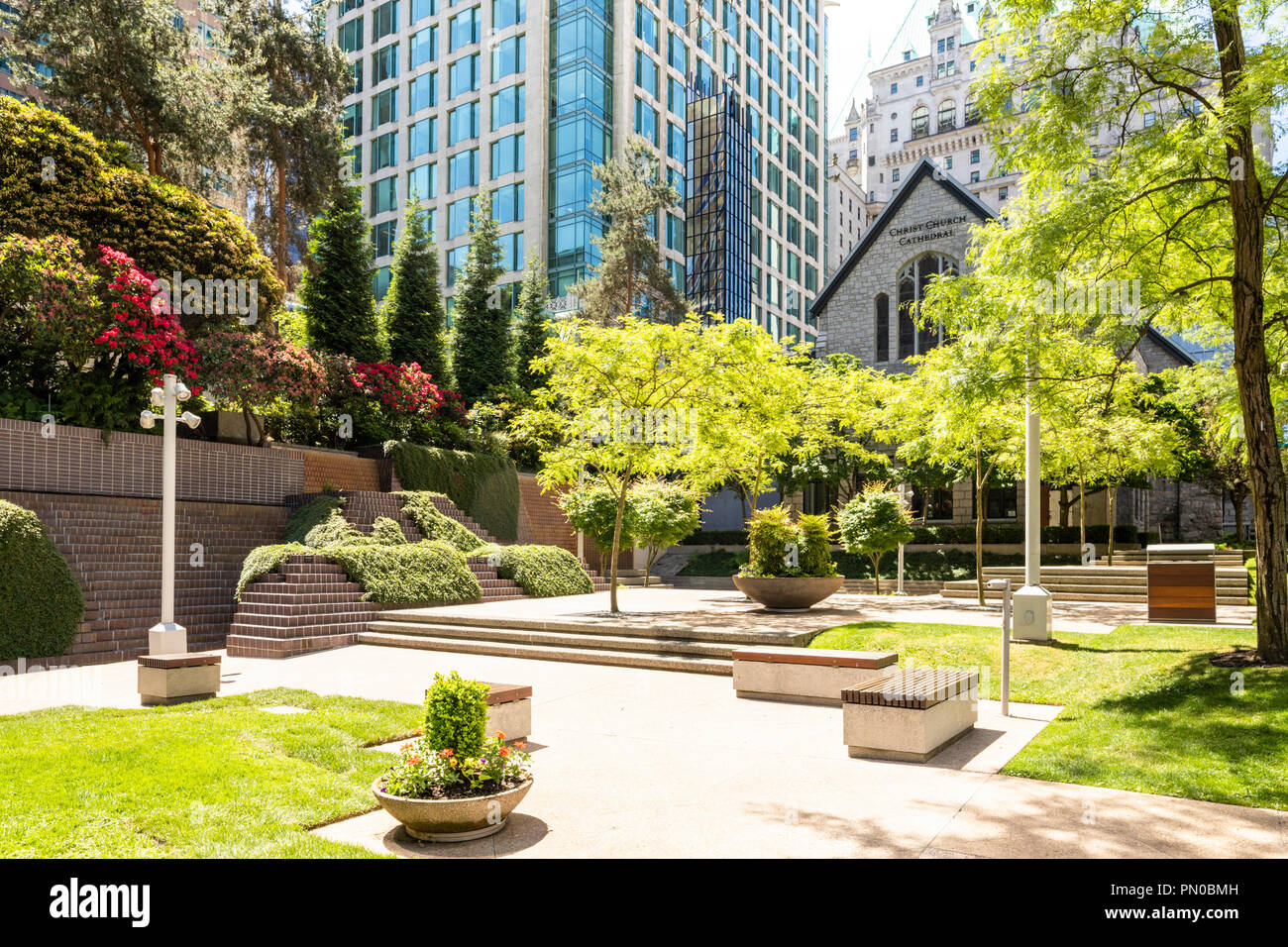 Jardines públicos al lado de Cristo, Iglesia Catedral Anglicana en Burrard Street en el centro de Vancouver, British Columbia, Canadá Foto de stock