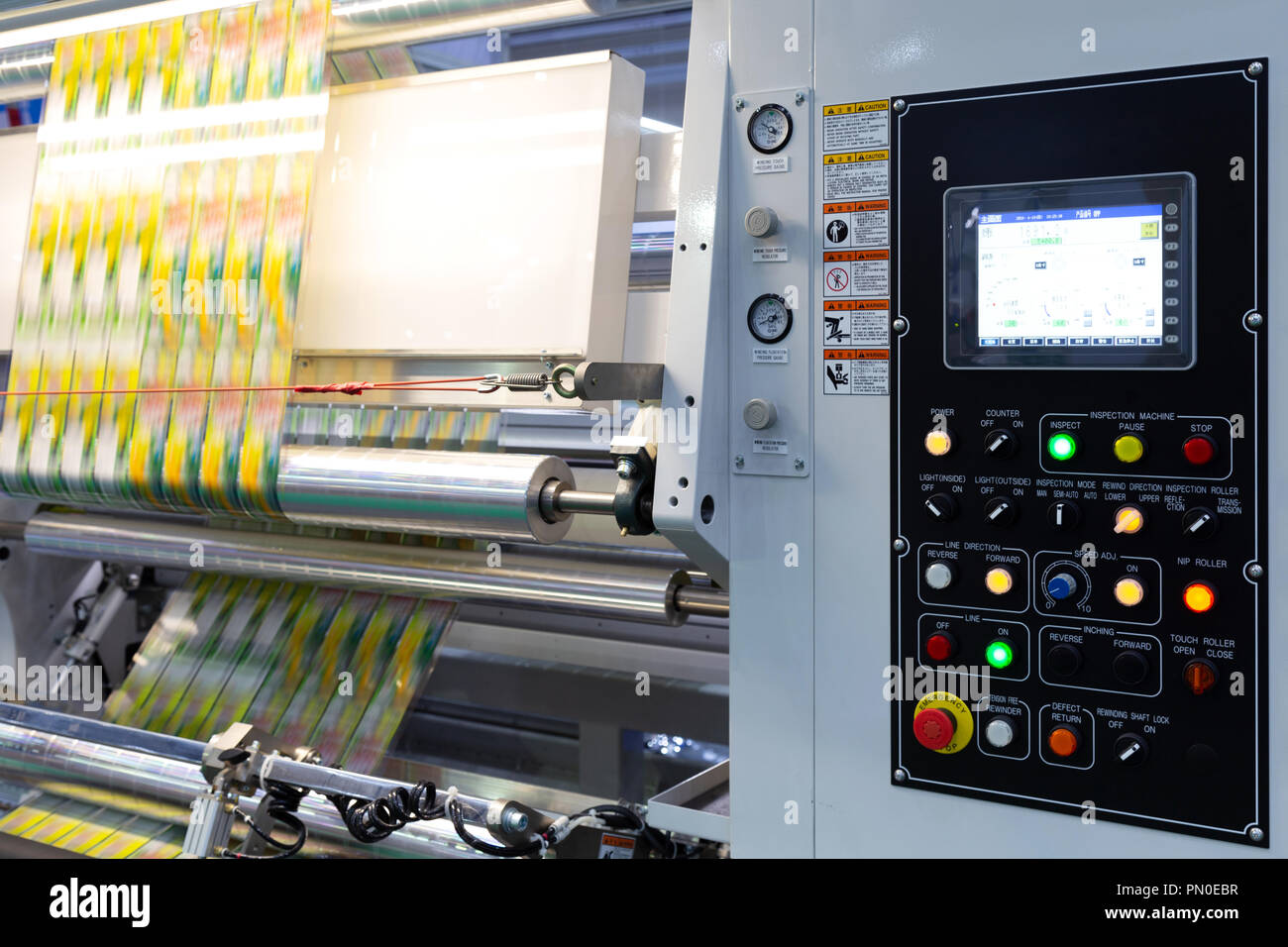 Nueva tecnología innovadora de máquina de impresión de etiquetas automáticas con el panel de control digital es la impresión en continuo de película de plástico para envolver en fo Foto de stock