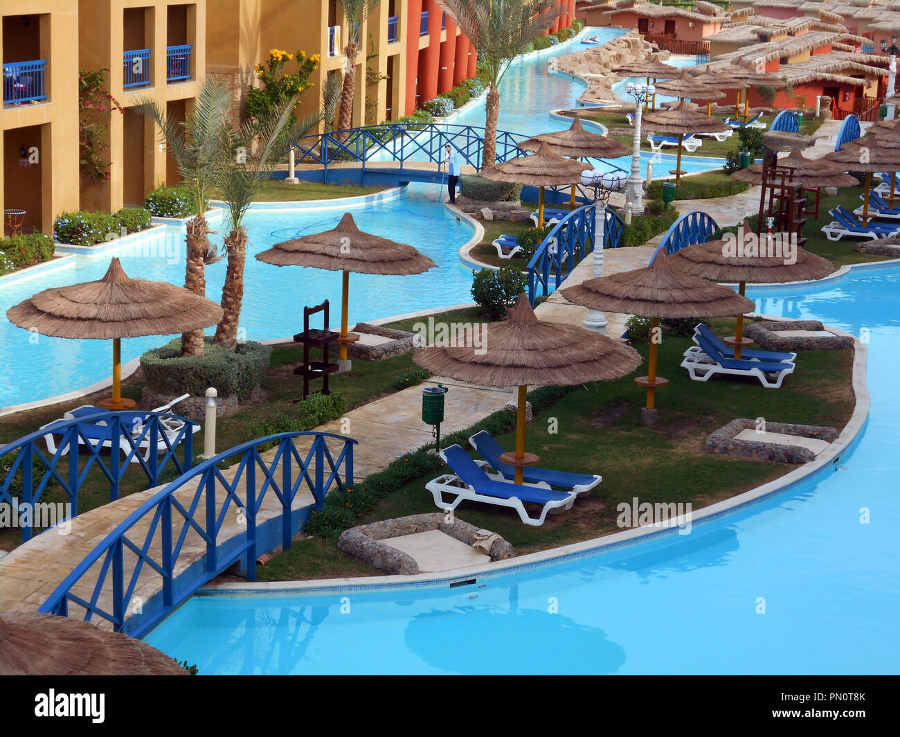 Una extensas instalaciones de ocio, incluyendo varias piscinas, en un hotel en el complejo de vacaciones del Mar Rojo de Hurghada en Egipto. Foto de stock