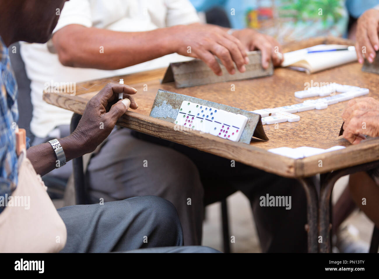 Domino al aire libre juego jugado por hombres de Cuba, La Habana, Cuba  Fotografía de stock - Alamy