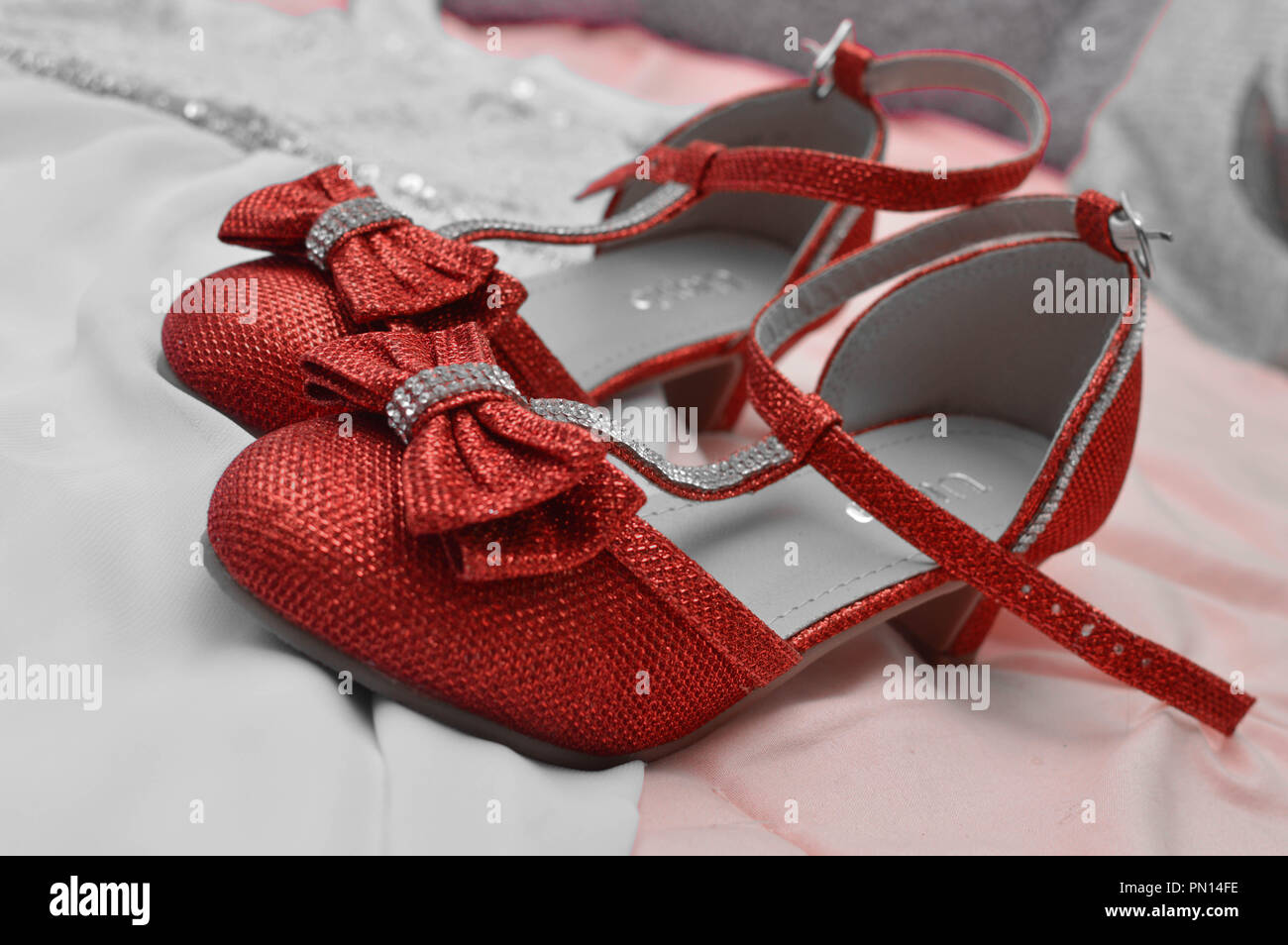 Zapatos rojos de chicas fotografías e imágenes de alta resolución - Alamy