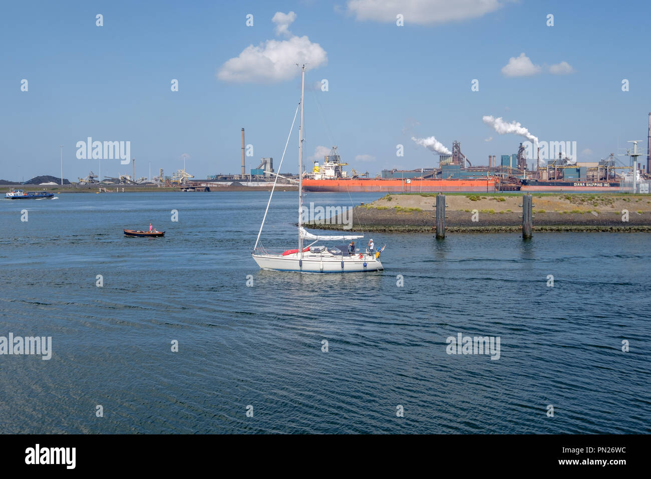 Pequeño yate de vela Velas de IJmuiden seaport hacia el Mar del Norte. Foto de stock