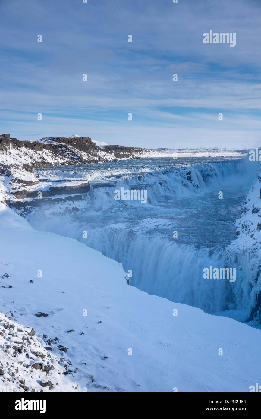 Brotando, fluye el agua del río glacial en atronadoras cataratas de Gullfoss Cascada en el paisaje glacial del sur de Islandia Foto de stock