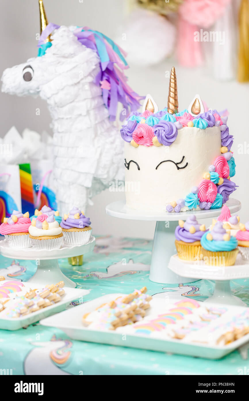 Niña fiesta de cumpleaños mesa con unicorn torta, cupcakes y cookies sugaer  Fotografía de stock - Alamy