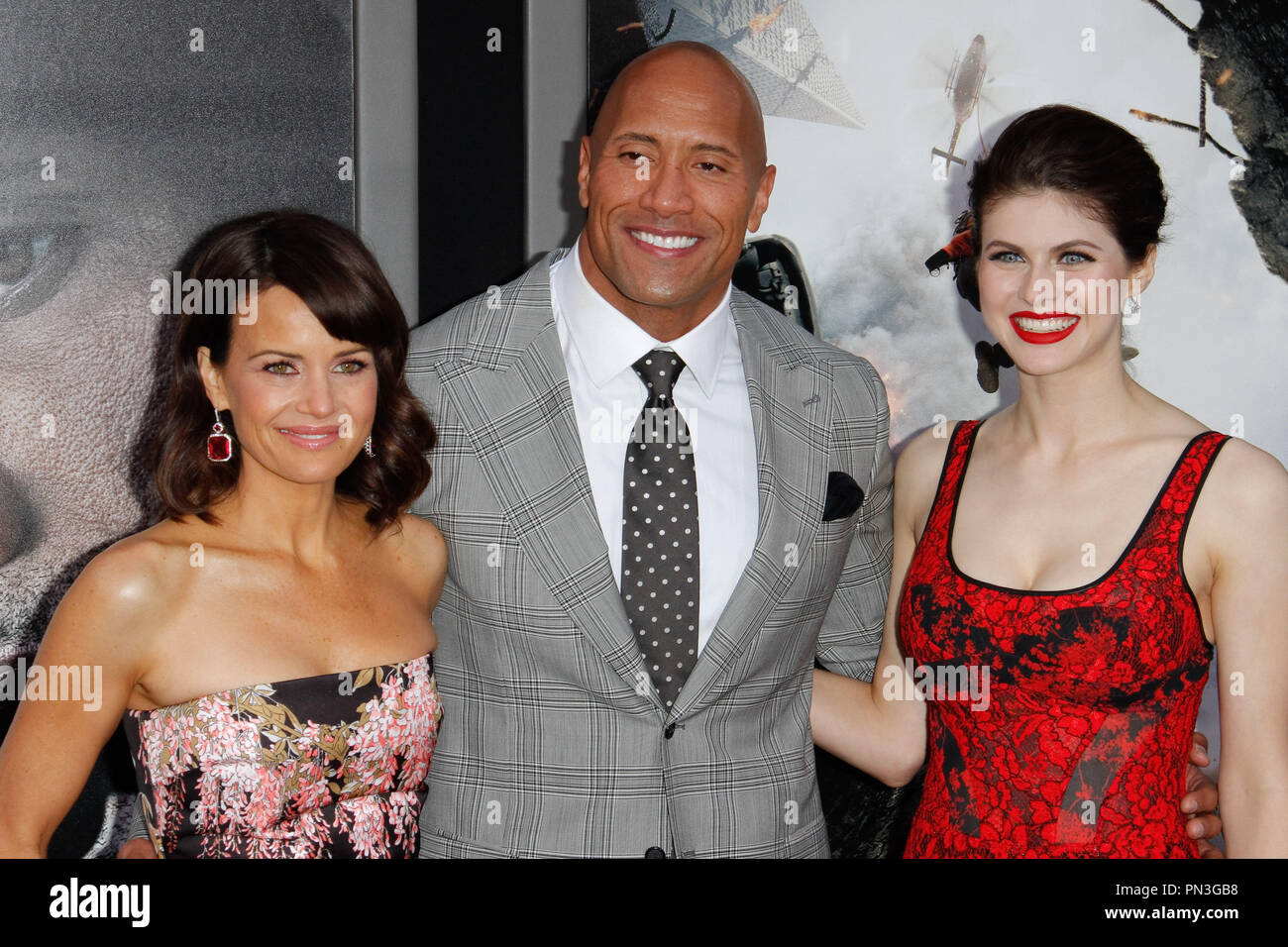 Dwayne johnson and alexandra daddario fotografías e imágenes de alta resolución Alamy