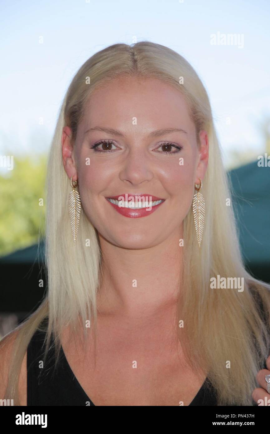 Katherine Heigl 08/15/2015 dos y cuatro patas y evento de alfombra roja, seguida por la proyección de 'guardado' en los Estados Unidos celebró en Regency Agoura Hills Stadium 8 en Agoura Hills, CA Foto por Izumi Hasegawa / HNW / PictureLux Foto de stock