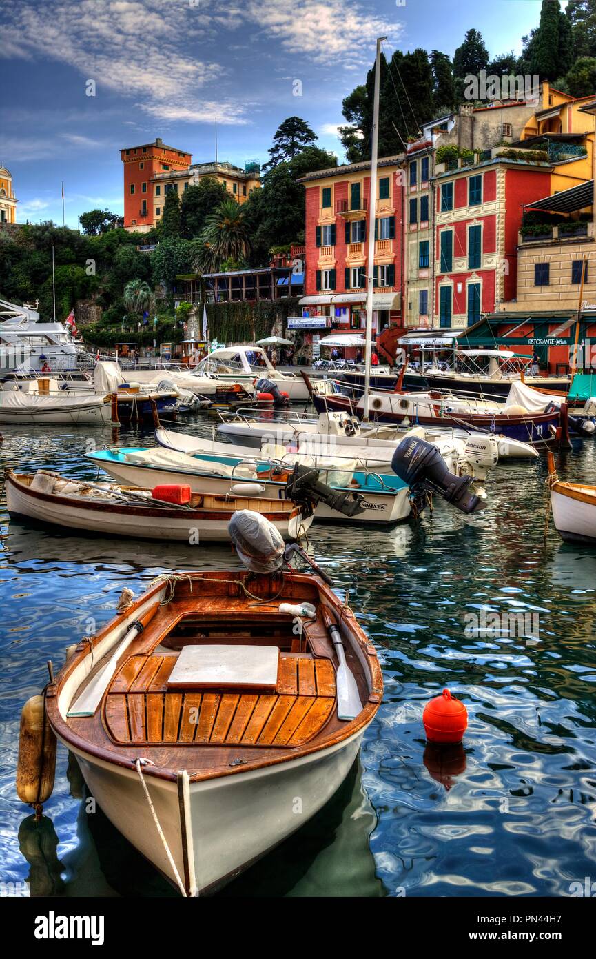 Portofino, Italia, Europa, viajes, vacaciones, Mediterráneo, sol, botes, yates, vacaciones, Marina Village, Playa, puerto, restaurante Foto de stock