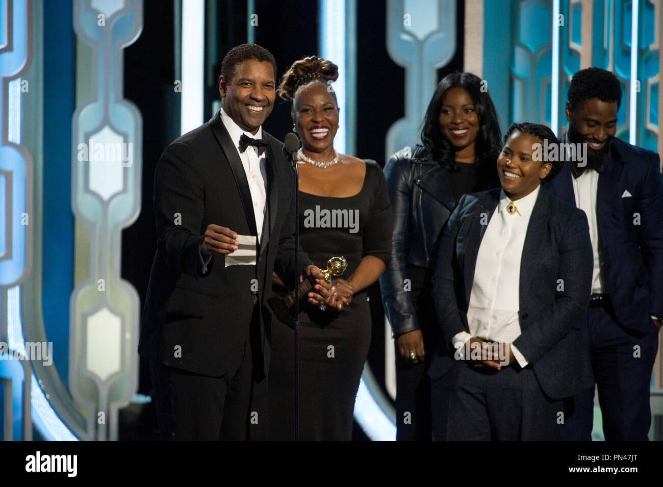 Denzel Washington acepta el premio Cecil B. DeMille por su "destacada contribución al campo del entretenimiento" en la 73ª Anual de los Golden Globe Awards en el Beverly Hilton de Beverly Hills, California, el 10 de enero de 2016. Foto de stock