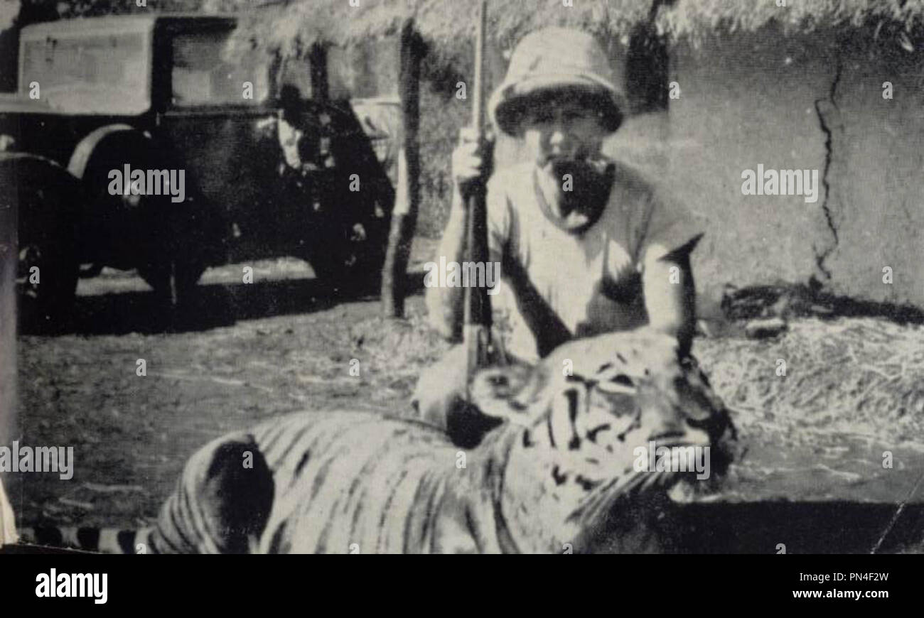 Kenneth Anderson Con La Tigresa De Jowlagiri Fotografia De Stock Alamy