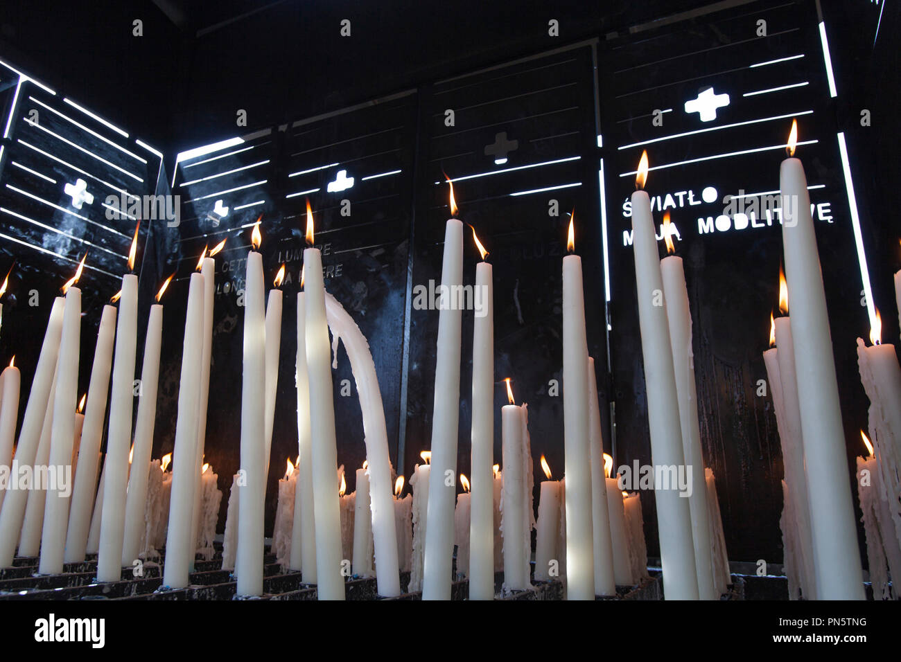 Lourdes (suroeste de Francia): las velas encendidas (no disponible para la producción de postales) Foto de stock