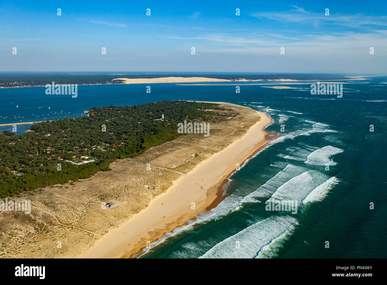 De Lege-Cap Ferret (suroeste de Francia): vista aérea de la península del  Cabo Ferret con la playa "La plage de la Pointe" y la duna de Pyla en el  backgroun Fotografía de