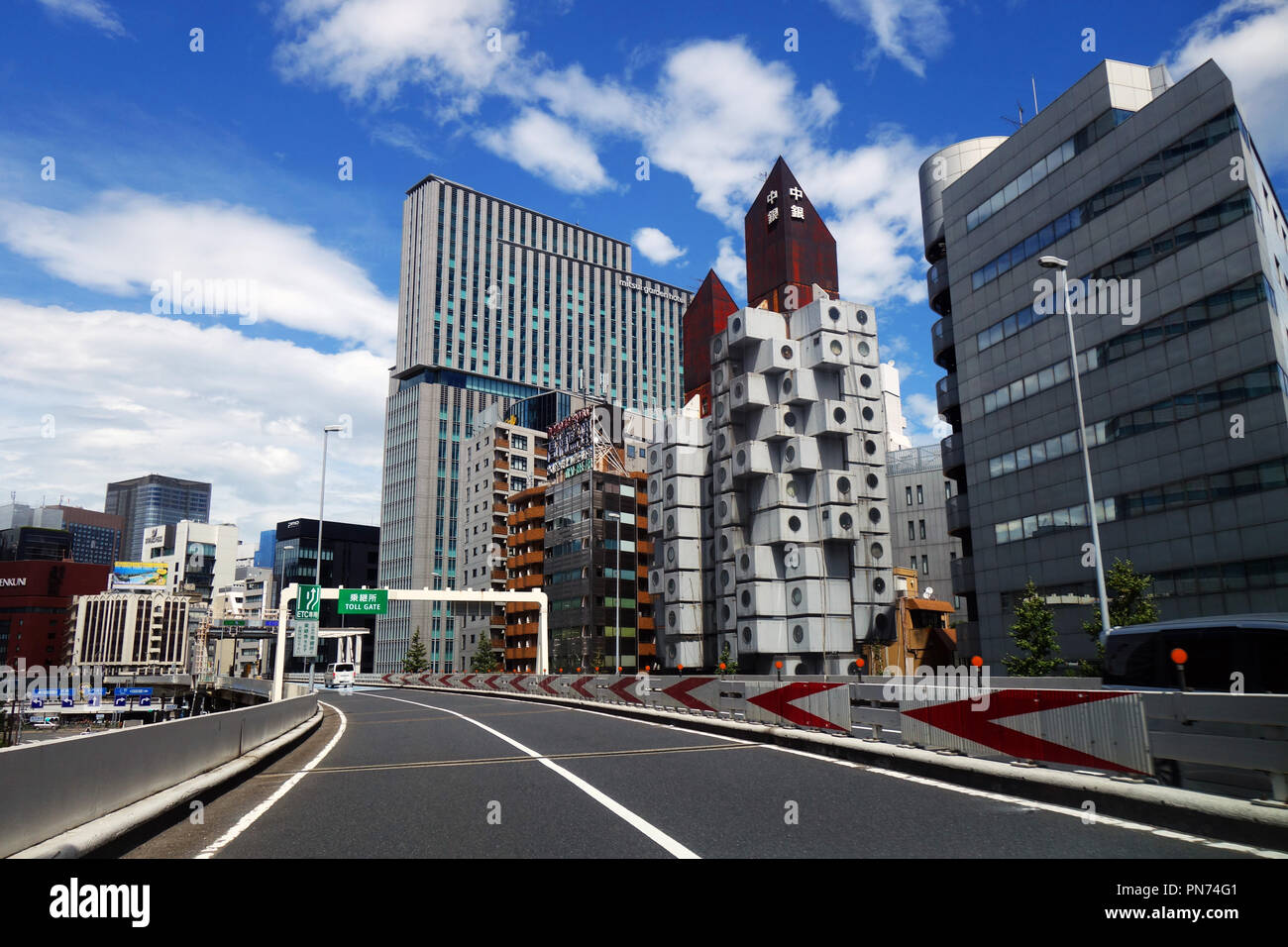Conducción en tollway pasado Nakagin Capsule Tower, Ginza, Tokio, Japón. No hay PR Foto de stock