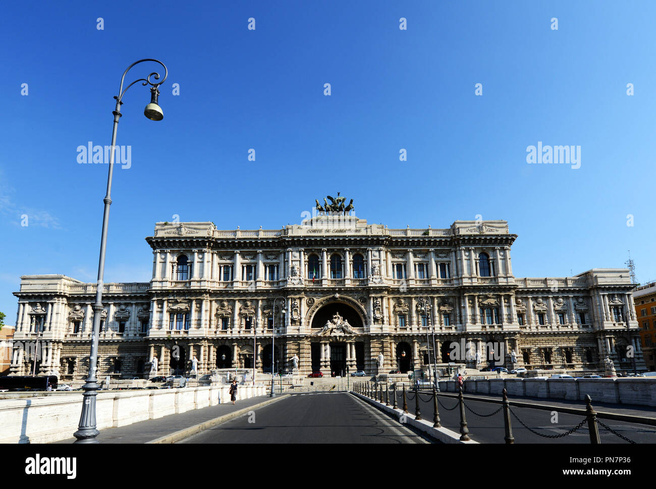 El Palacio de Justicia, visto desde el Ponte Umberto I. Foto de stock